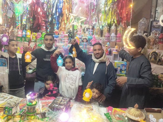 سعادة-الأطفال-والكبار-خلال-شراء-فوانيس-شهر-رمضان-المبارك