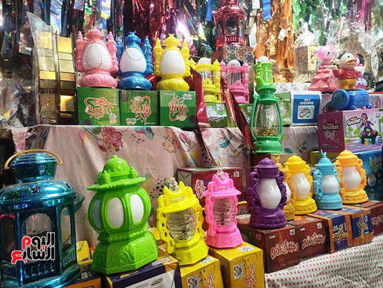 فوانيس-شهر-رمضان-المبارك-تنتشر-بالمحلات-والأسواق