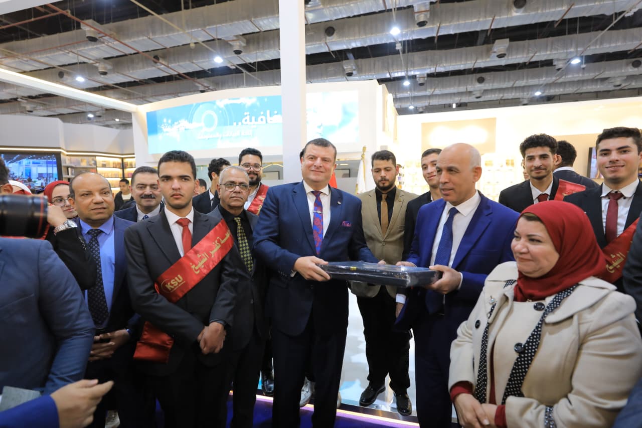 وفد جامعة كفر الشيخ يتفقد معرض الكتاب