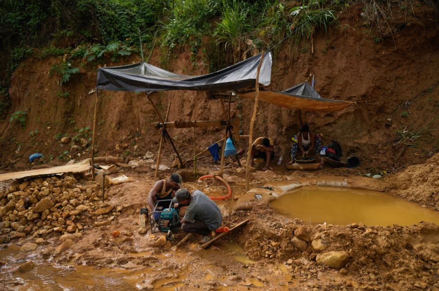 مال المناجم في إل كاياو، فنزويلا، حيث أصبح الذهب مصدراً مهماً للدخل (5)