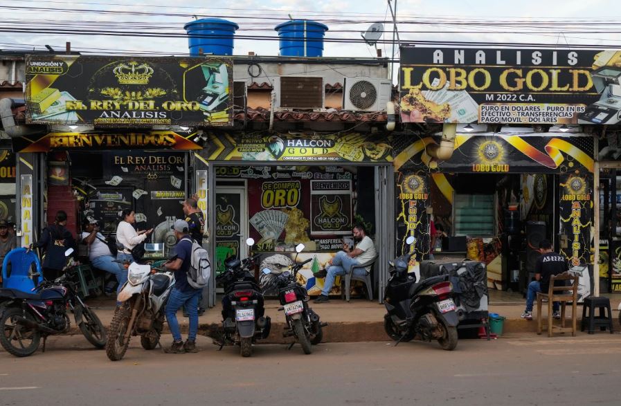 مال المناجم في إل كاياو، فنزويلا، حيث أصبح الذهب مصدراً مهماً للدخل (7)