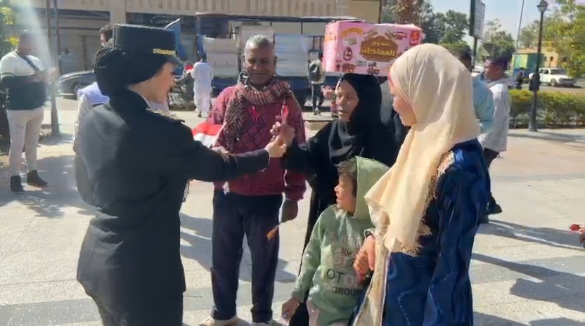الشرطة تحتفل مع المواطنين بعيدها الـ74