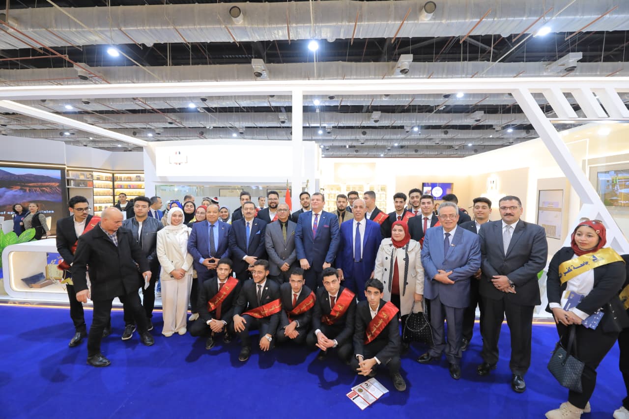 جانب من وفد جامعة كفر الشيخ بمعرض الكتاب