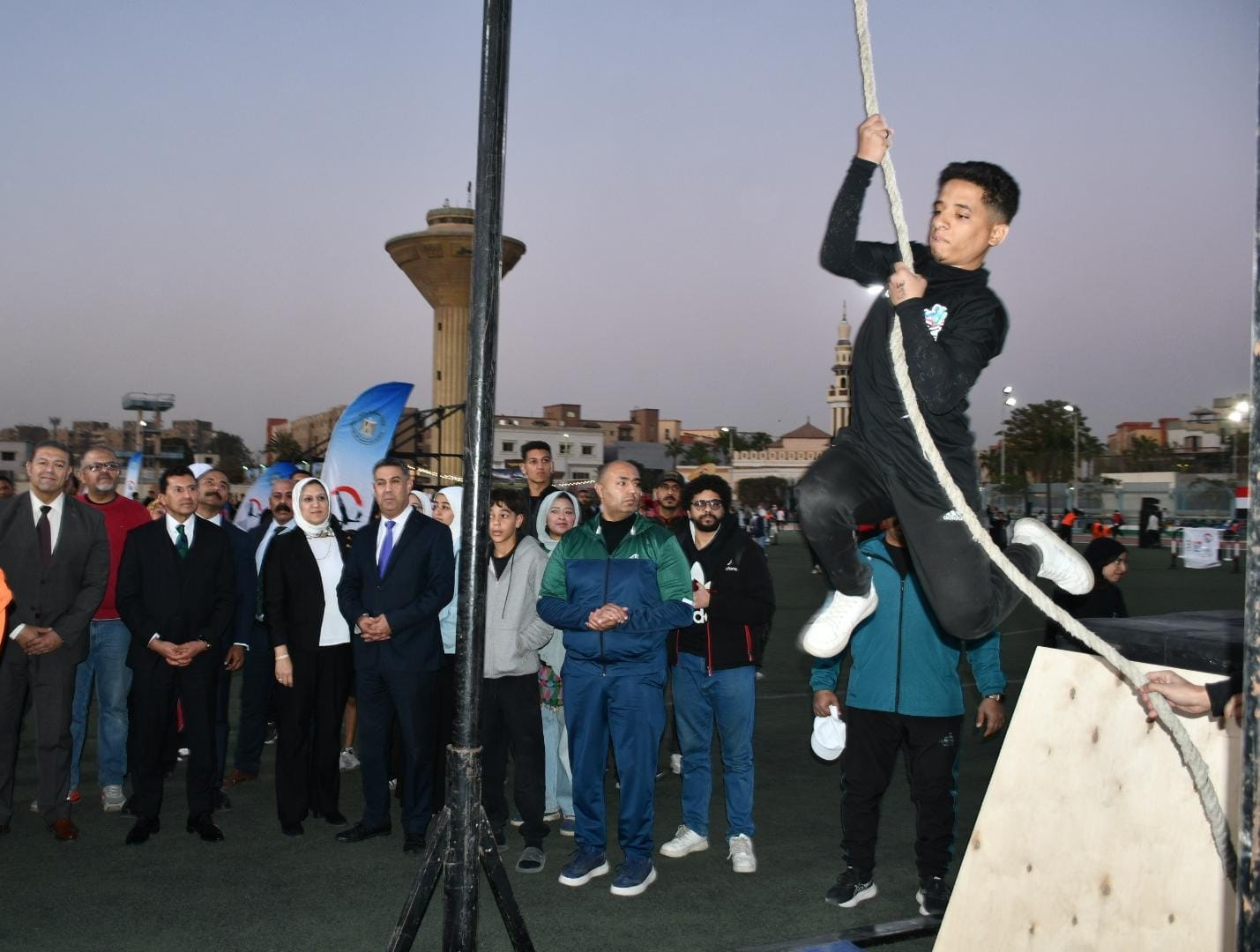 وزير الشباب والرياضة يتابع أولمبياد اللياقة البدنية