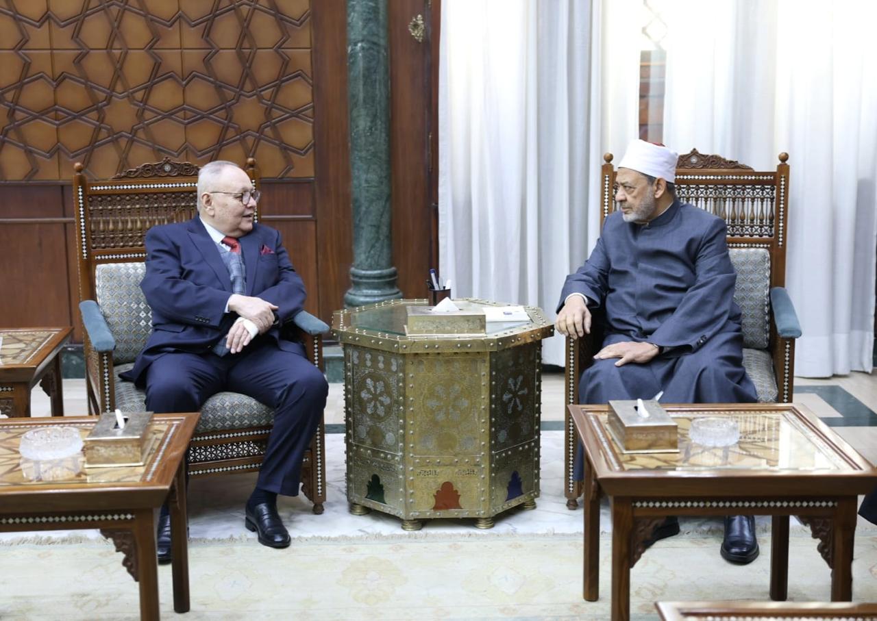 رئيس مجلس الدولة يزور شيخ الأزهر (2)