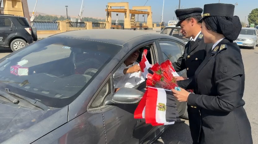 توزيع الأعلام فى عيد الشرطة