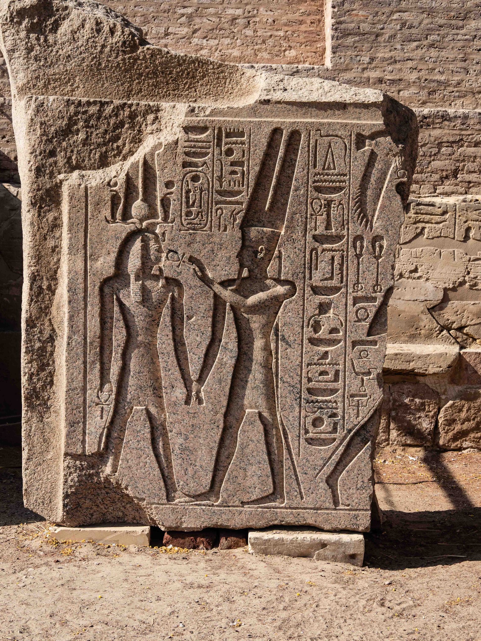 بقايا النقوش التاريخية فى قطع معبد الرمسيوم بقايا النقوش التاريخية فى قطع معبد الرمسيوم