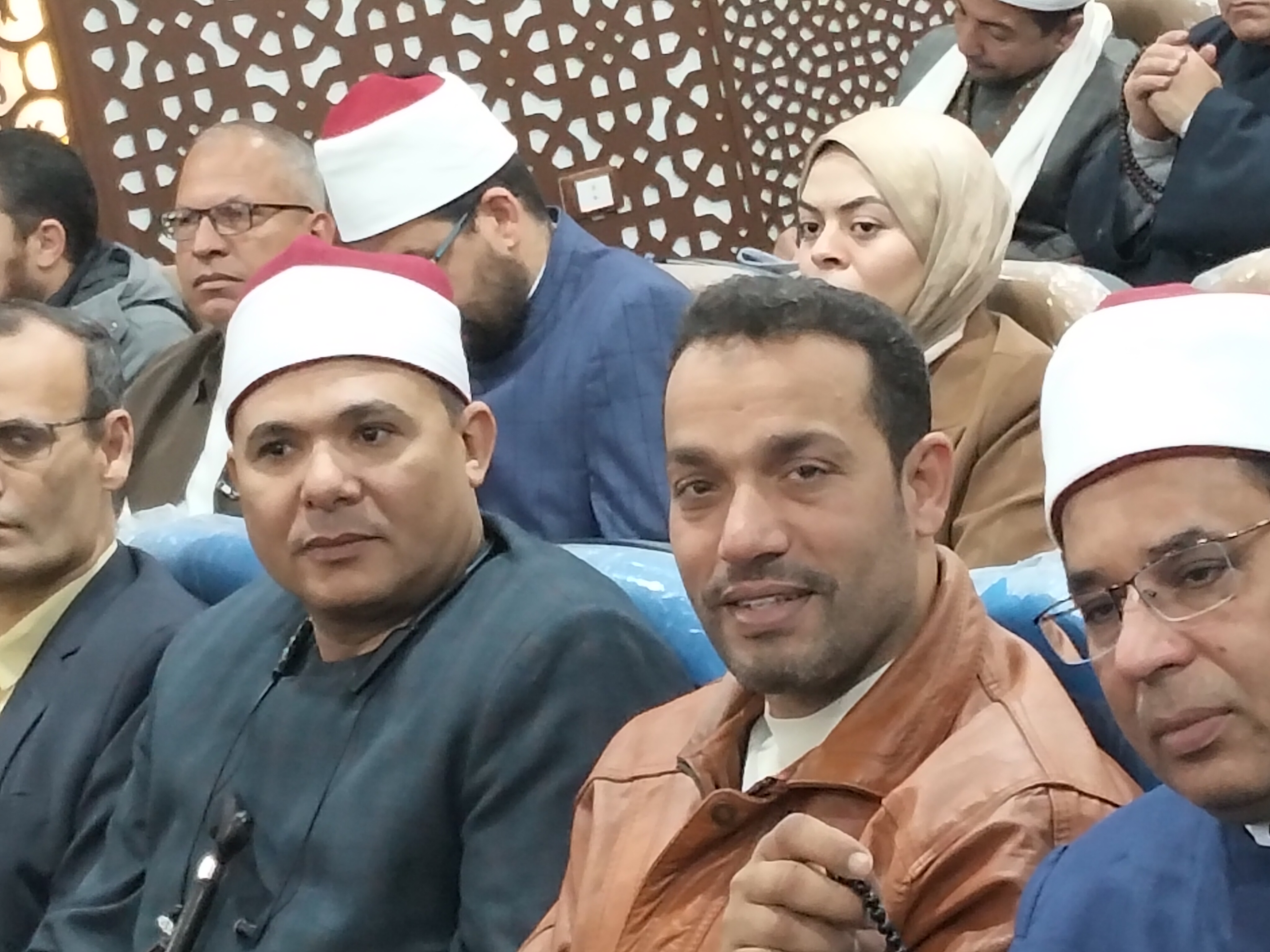 عدد من الحضور 