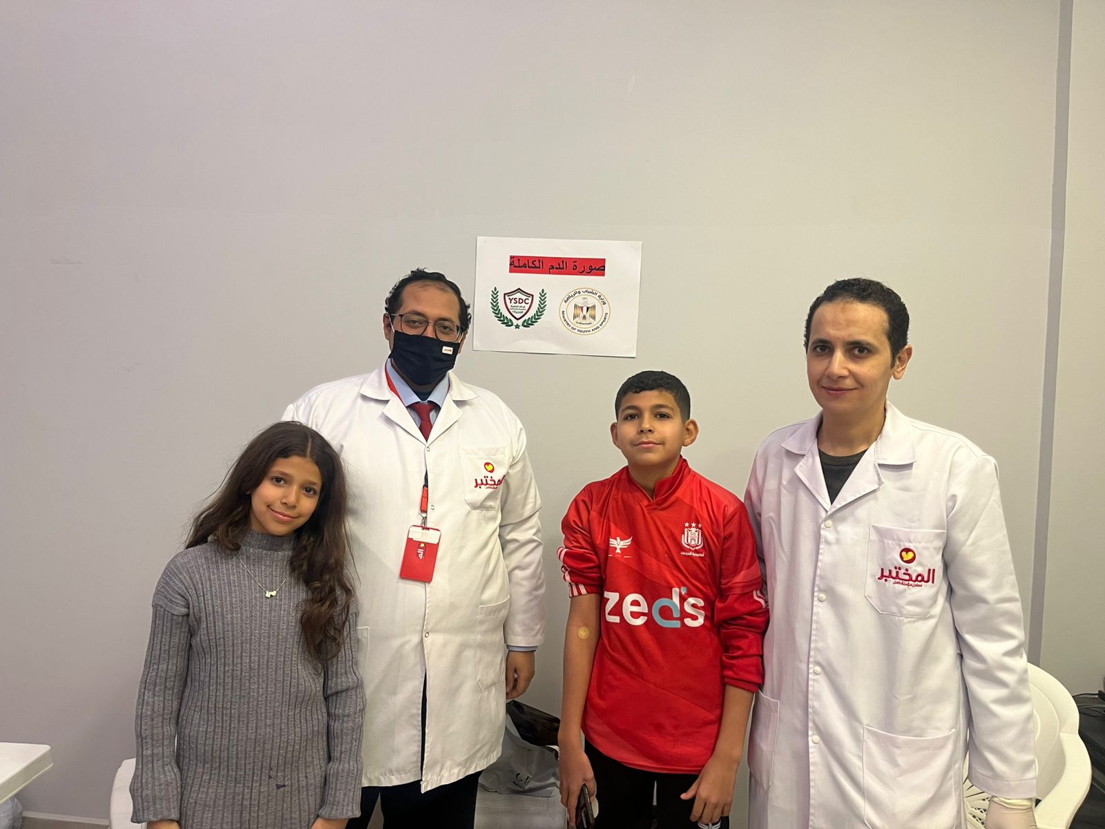 الأطباء يفحصون اللاعبين