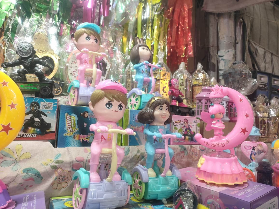 تحف وأشكال مختلفة للفوانيس فى المحلات