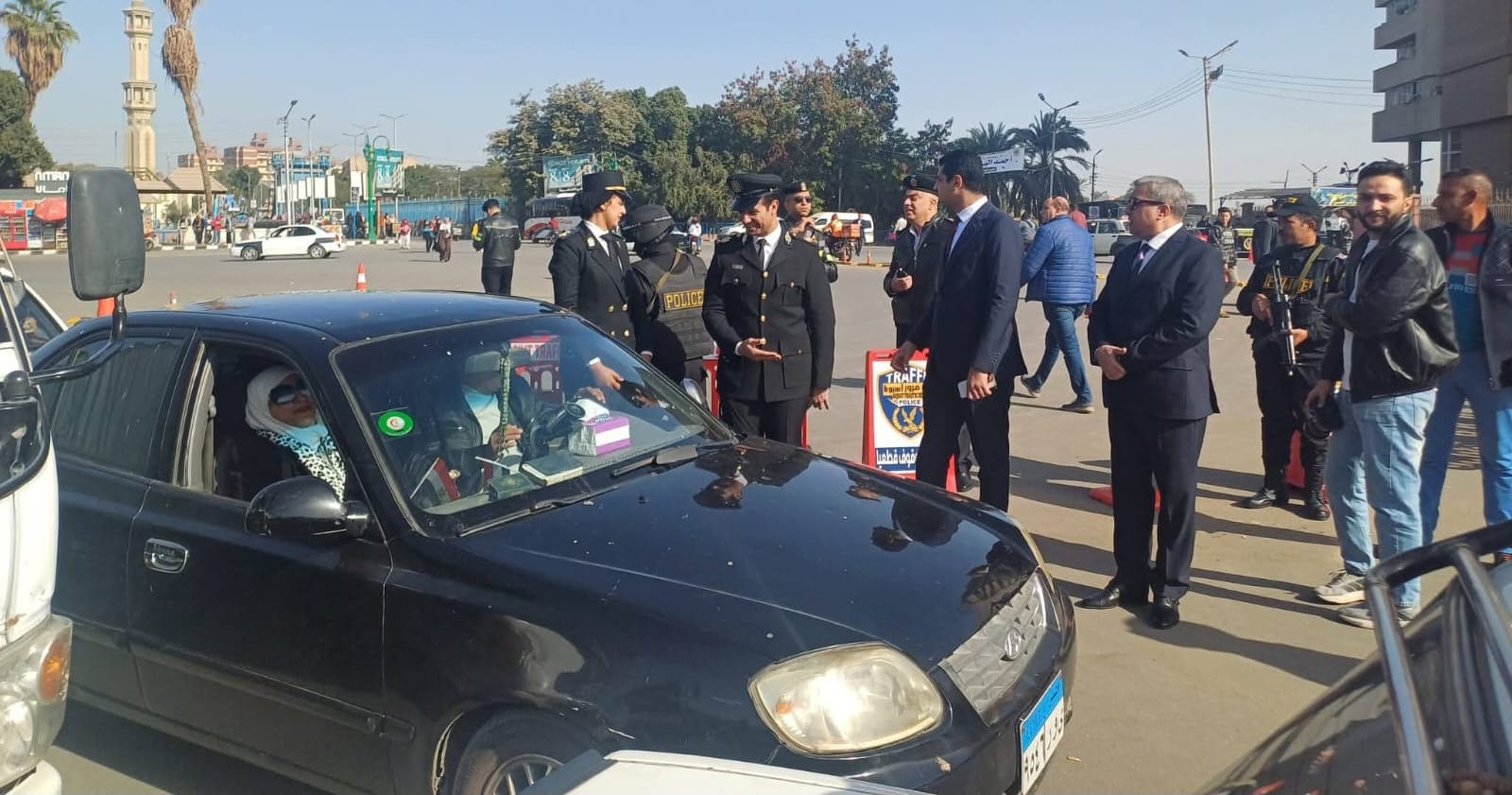 مدير أمن أسيوط يحتفل مع المواطنين بعيد الشرطة