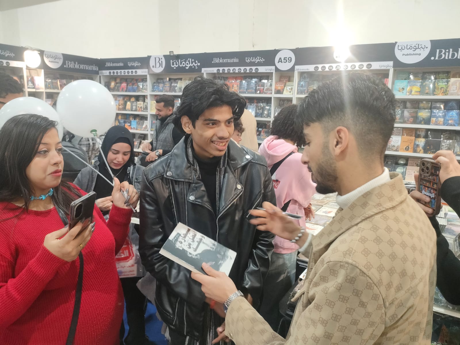 المتمرد يوقع أعماله