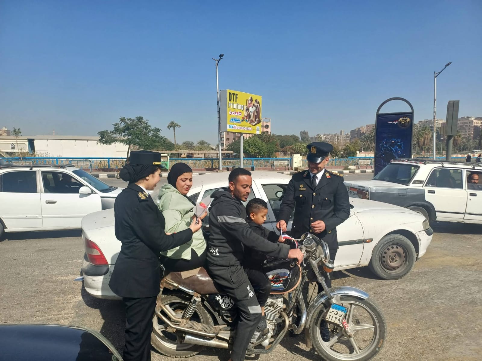 توزيع الورود على المواطنين