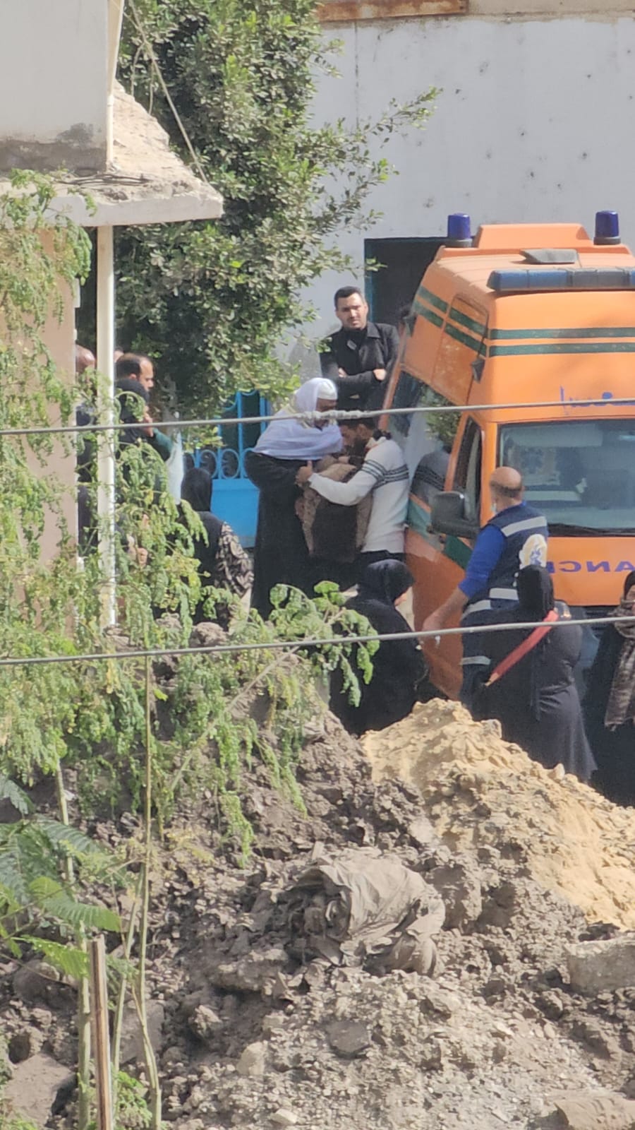 الأب يحتضمن نجلته الصغيرة في واقعة الأم و4 أبناء