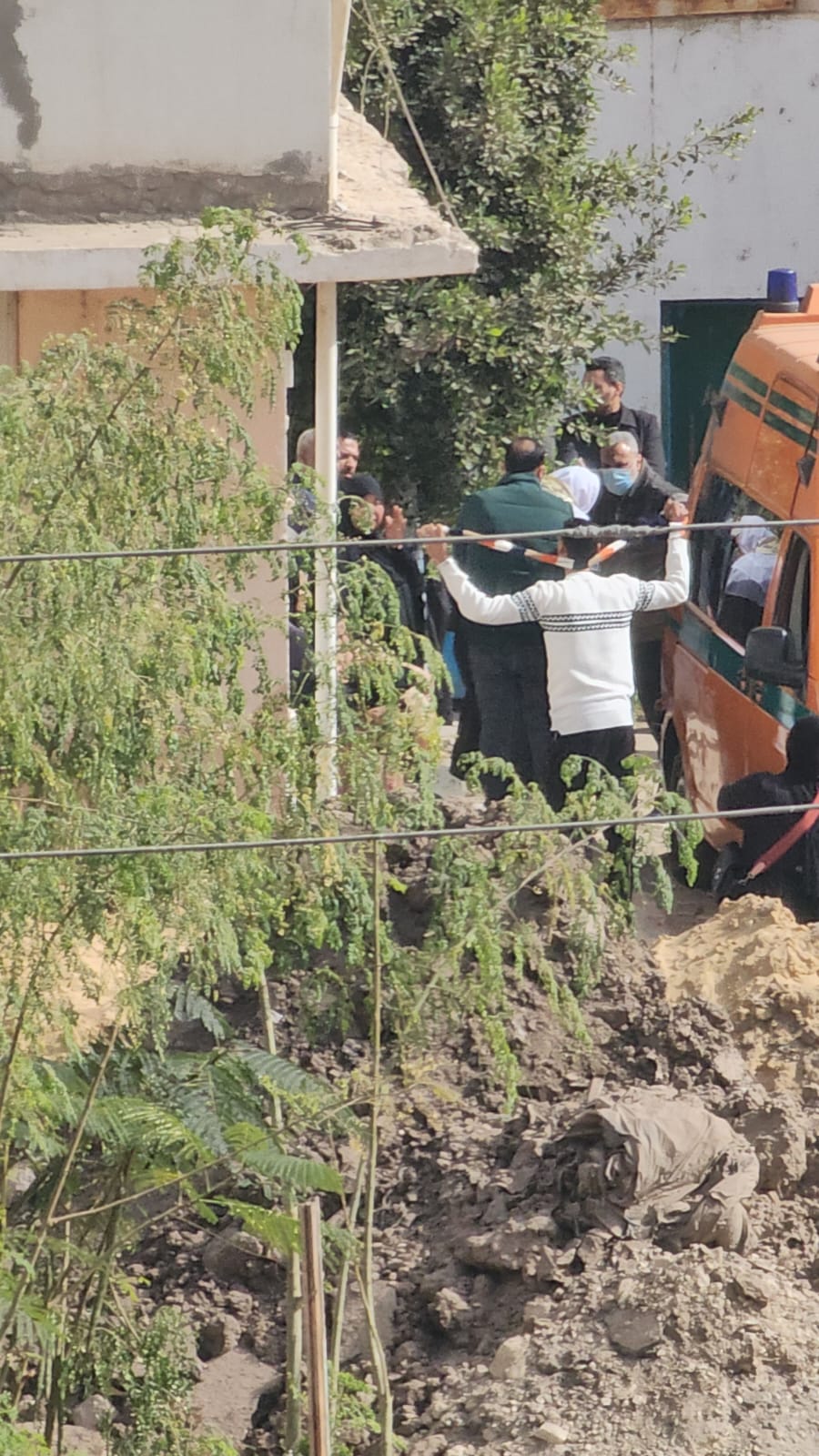 انهيار والد الأطفال الـ4 وأمهم أمام مشرحة بنها