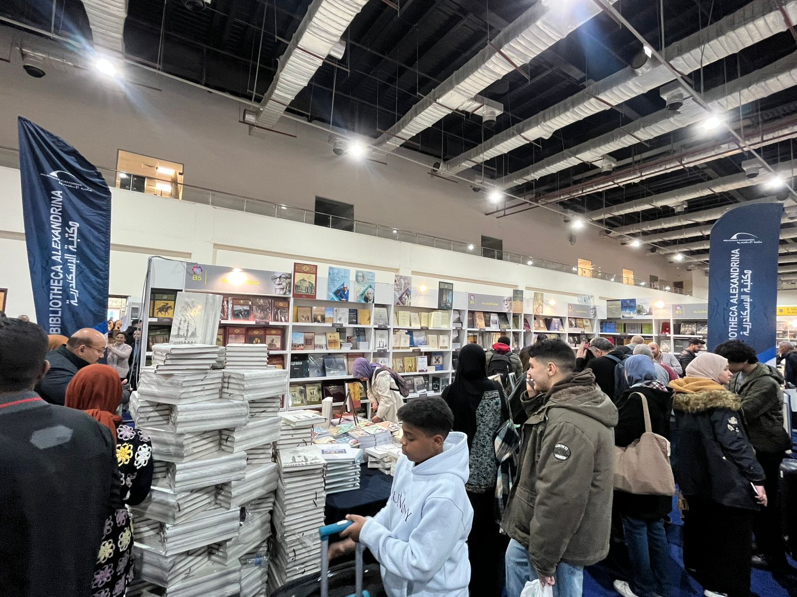 جمهور المعرض فى جناح مكتبة الإسكندرية