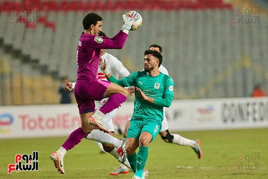 عواد يمسك بالكرة