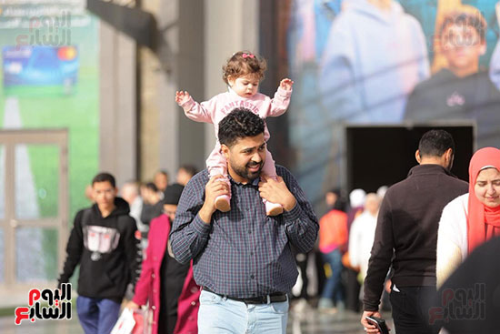 أب وابنته فى المعرض