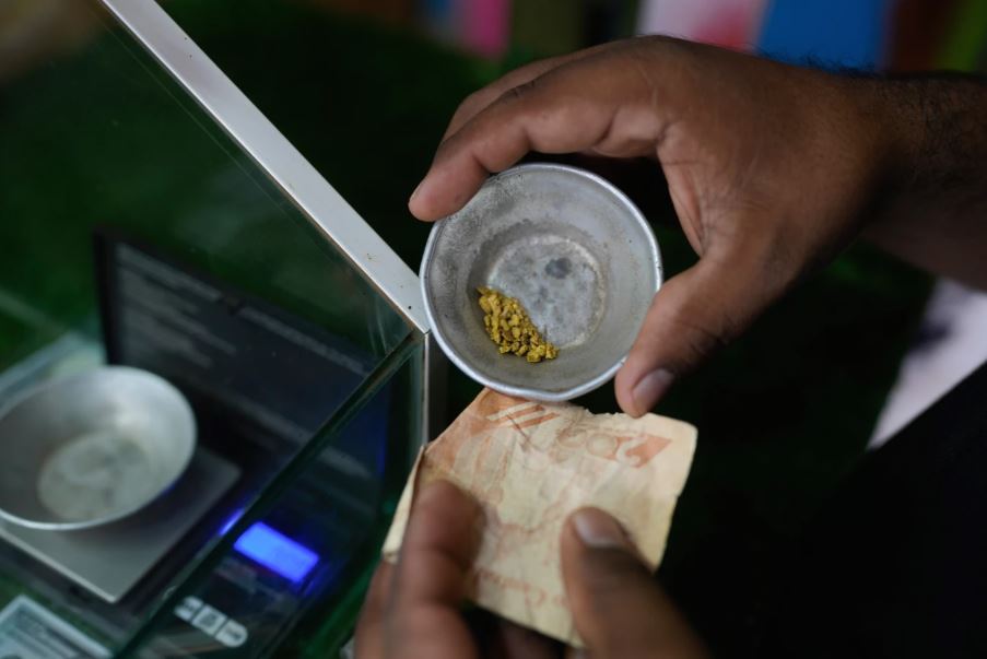 مال المناجم في إل كاياو، فنزويلا، حيث أصبح الذهب مصدراً مهماً للدخل (6)