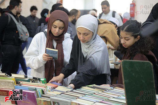 فتيات وأطفال فى معرض الكتاب