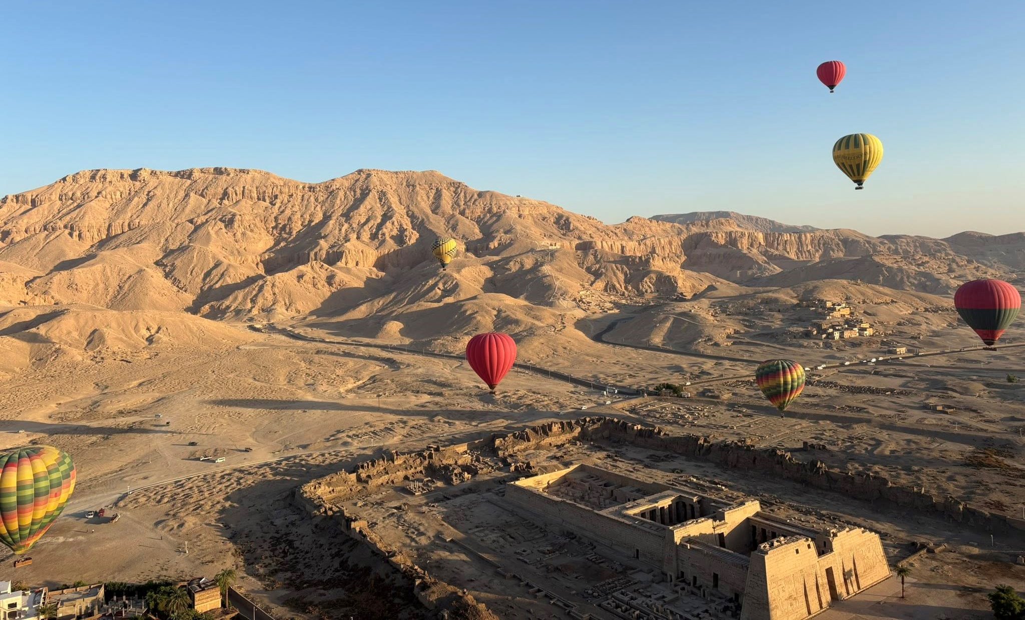 رحلات البالون تغرد فى سماء البر الغرب فوق الجبال