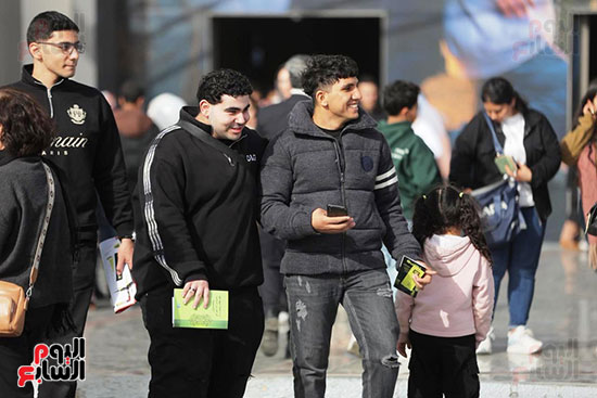 المعرض يستقطب الشباب