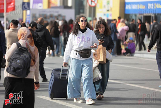 زائرات مع الحقائب