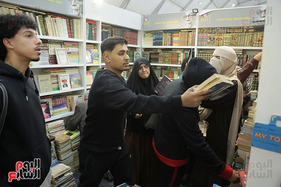 زوار وزائرات للمعرض