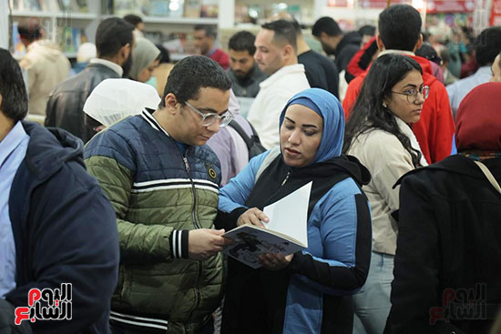 مطالعة كتب المعرض