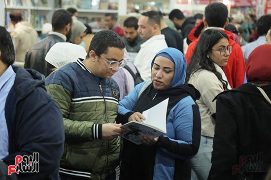 مطالعة كتب المعرض