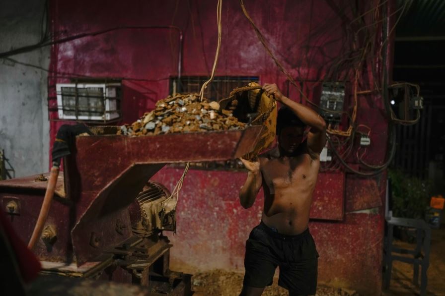 مال المناجم في إل كاياو، فنزويلا، حيث أصبح الذهب مصدراً مهماً للدخل (2)