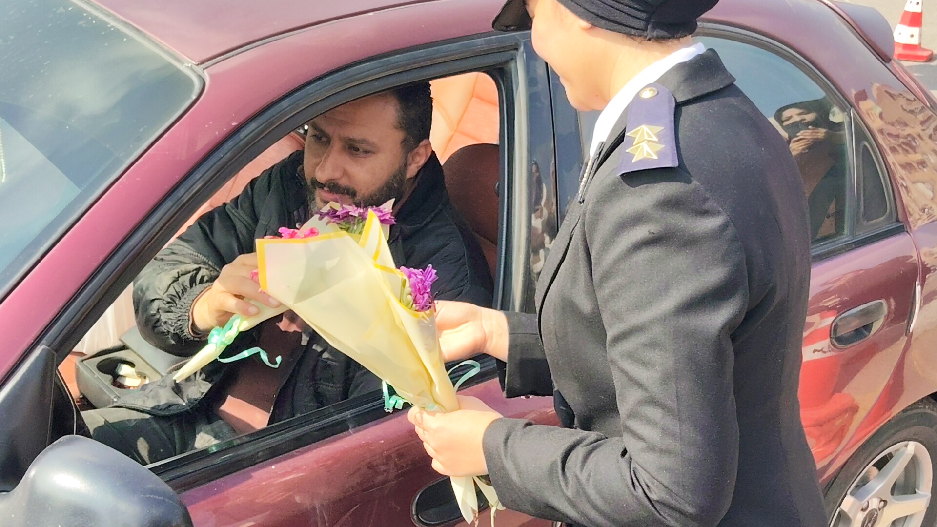 توزيع الزهور احتفالا بعيد الشرطة توزيع الزهور احتفالا بعيد الشرطة