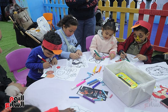 الأطفال ترسم اللوحات داخل معرض الكتاب