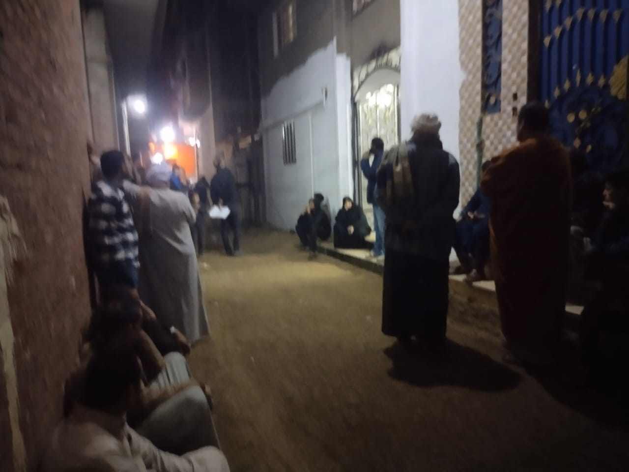 الأسرة أمام منزل الأشقاء الـ5