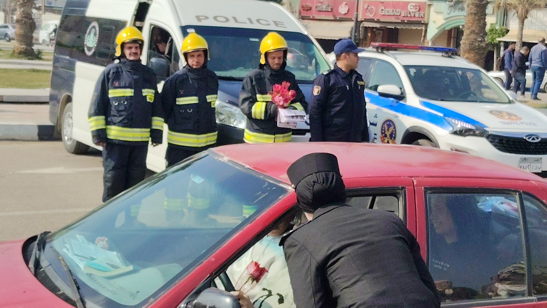 ضابطات محافظة البحيرة توزعن الزهور ضابطات محافظة البحيرة توزعن الزهور