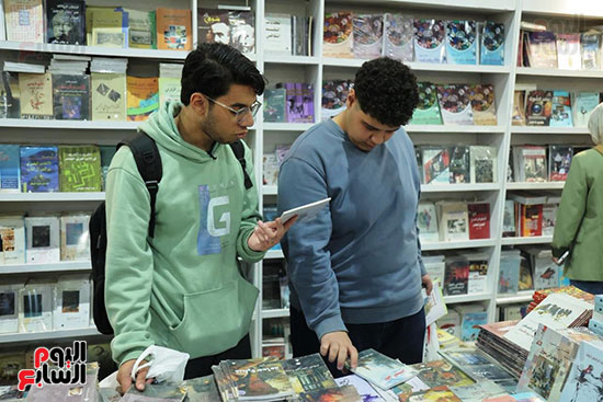 الشباب يقرؤون