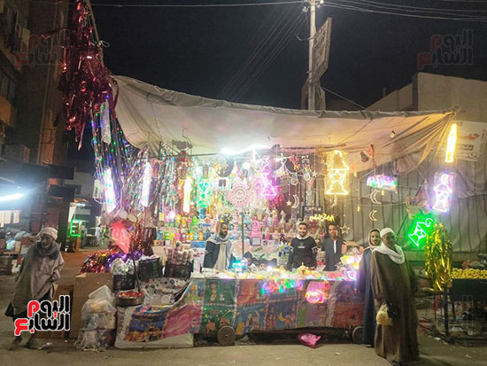 توافد-الأهالى-لشراء-فوانيس-رمضان-لأطفالهم-بالأقصر