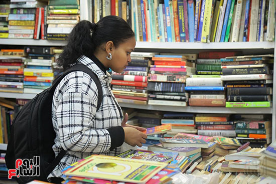 فتاة فى المعرض