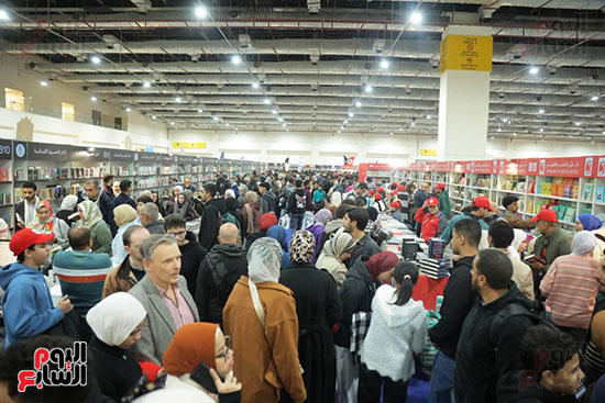 زحام فى رابع أيام المعرض