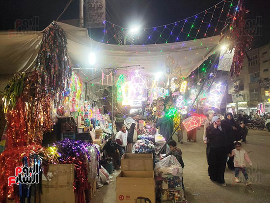 المواطنين-خلال-التوافد-لشراء-فوانيس-رمضان-بالأقصر