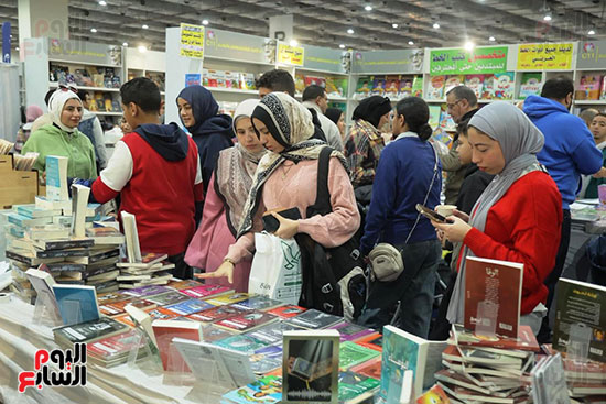 العنصر النسائى حاضر فى المعرض