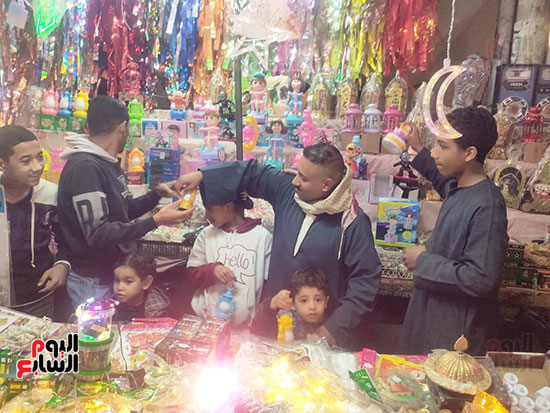 توافد-الأطفال-لشراء-فوانيس-رمضان-مع-ظهورها-بشوارع-الأقصر