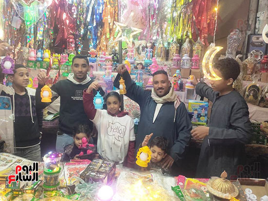 سعادة-الأطفال-والكبار-خلال-شراء-فوانيس-شهر-رمضان-المبارك