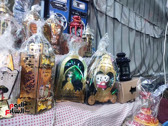 فوانيس-رمضان-بأشكال-مختلفة-فى-المحلات-والبايكات-بالأقصر