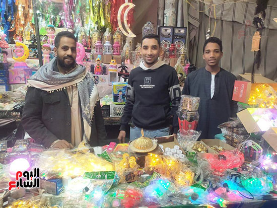 فوانيس-رمضان-على-كل-شكل-ولون-بالأقصر