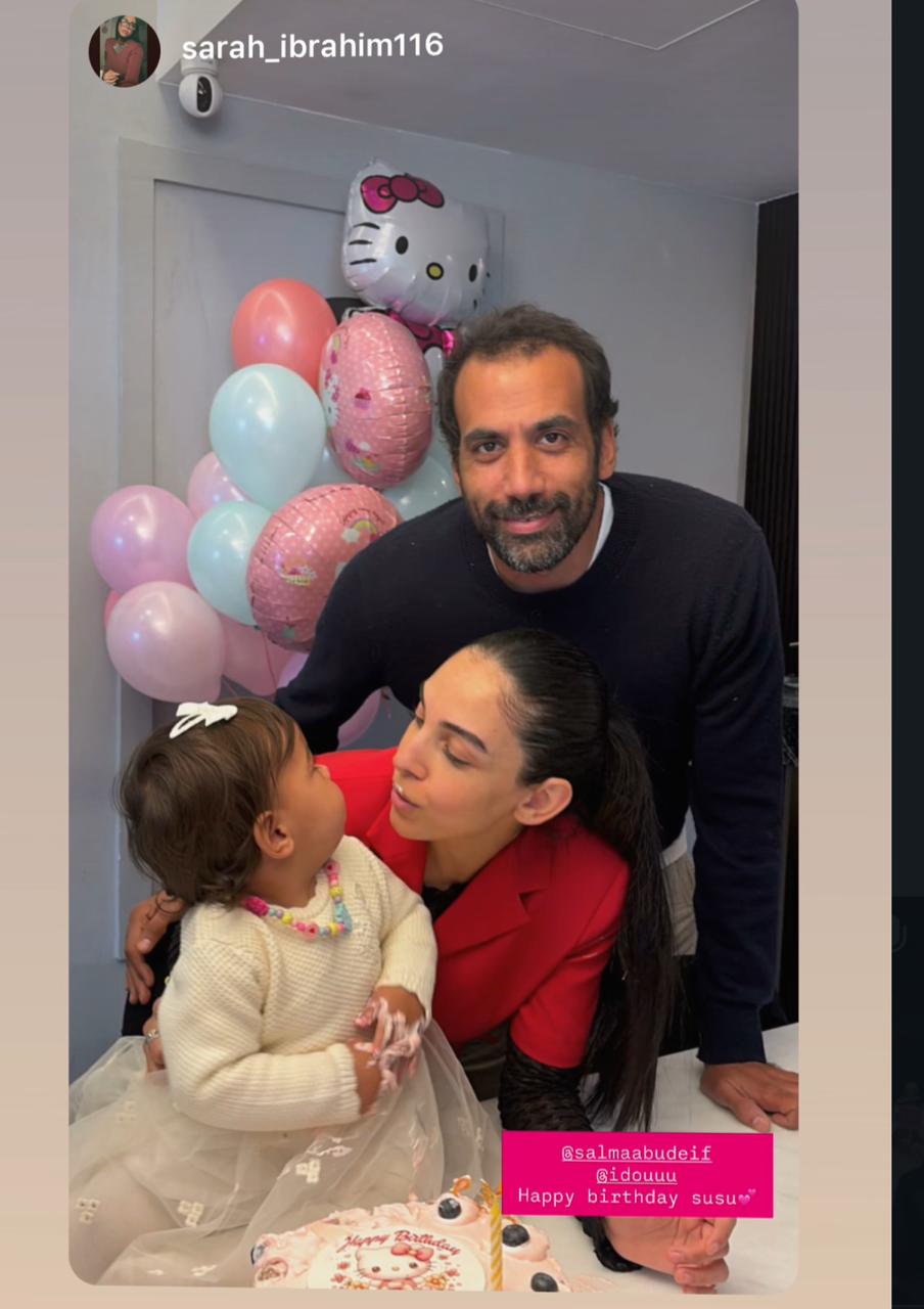 سلمى أبو ضيف وإدريس عبد العزيز وابنتهما صوفيا 