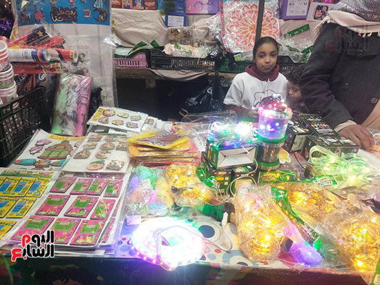 فرحة-طفلة-بشراء-فوانيس-رمضان-من-المحلات-بالأقصر