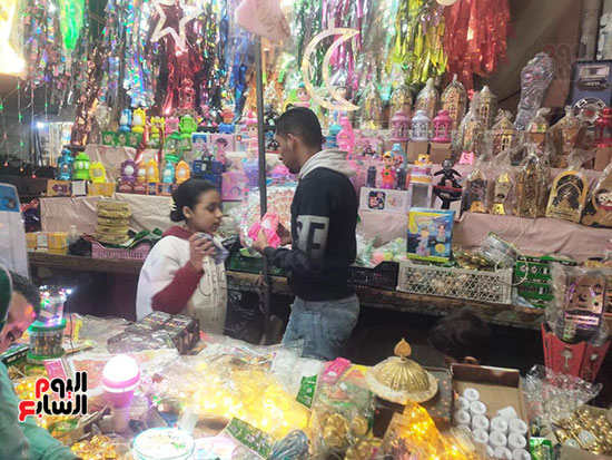 متعة-الاطفال-خلال-التوافد-لشراء-فوانيس-رمضان