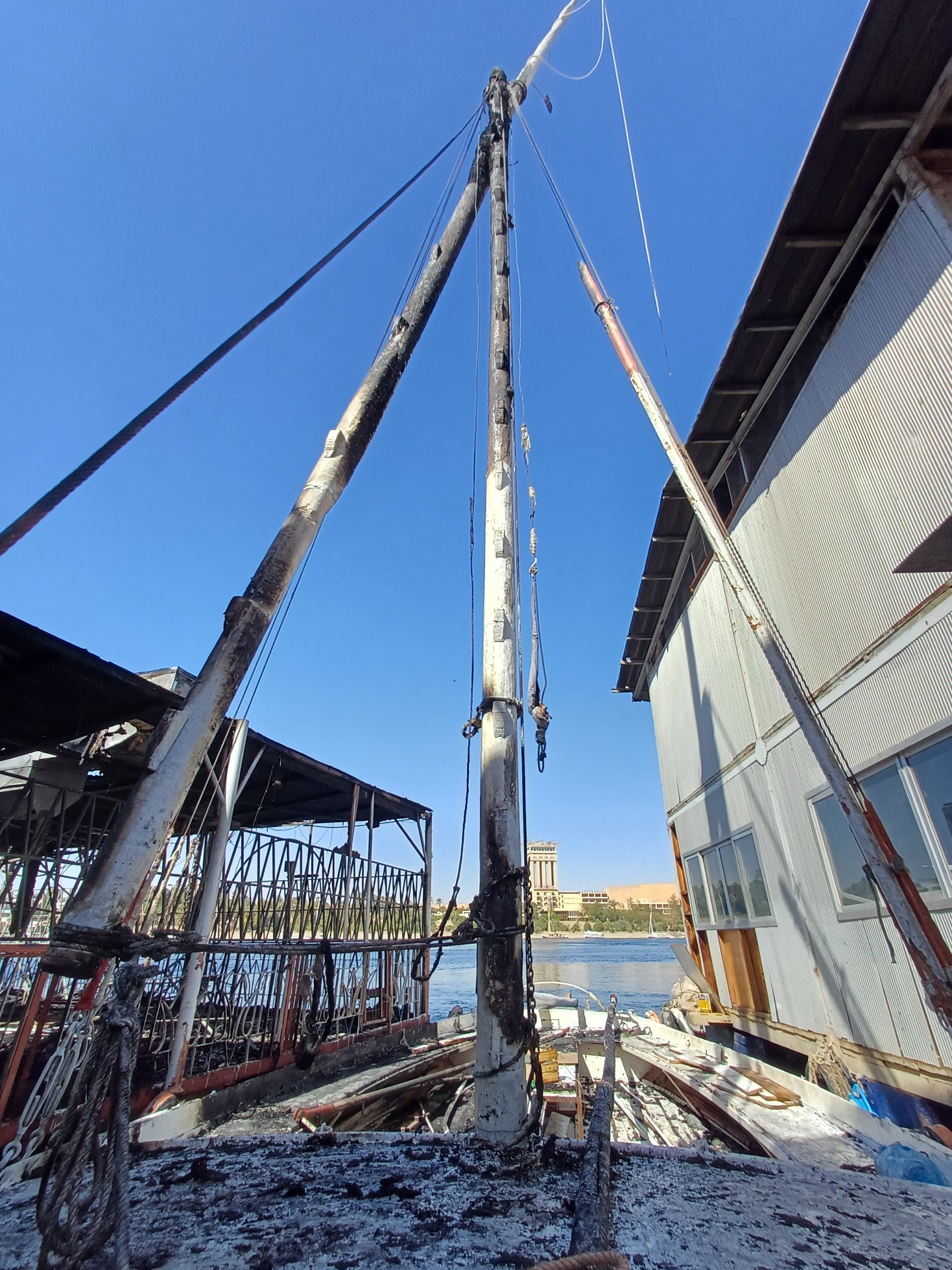 المركب الشراعى المحترق