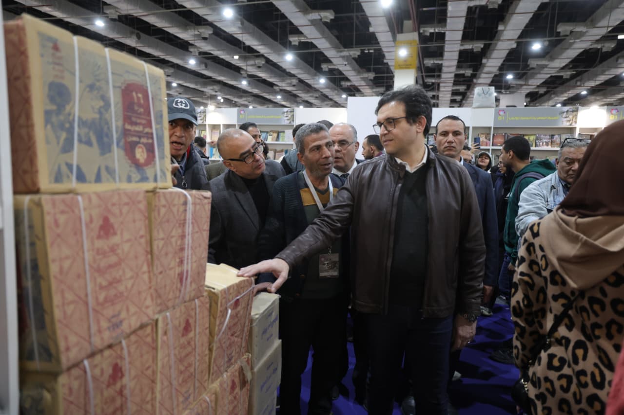 وزير الثقافة يتفقد أجنحة معرض الكتاب